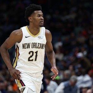 半岛体育全站-上头了！锡安强攻出手 球还在篮筐上方时米西补篮被吹进攻干扰球